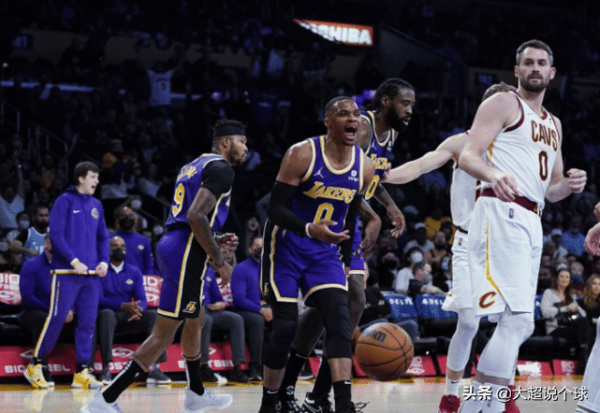 20次失誤也能贏！湖人四巨頭84+23+17爆發，甜瓜保甜，詹威夠默契