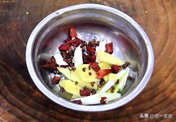 大燴菜怎麼做才好吃，原來技巧這麼簡單，有葷有素，滿滿一大鍋