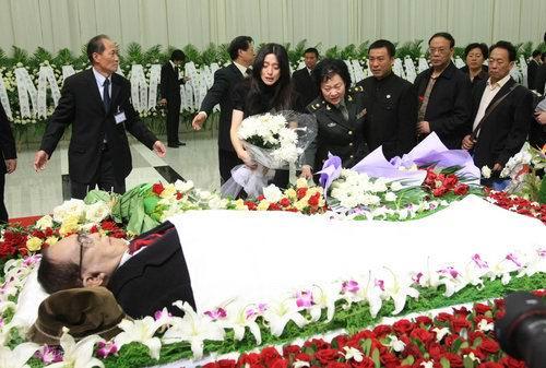 2008年，一代名導謝晉去世，為何死後劉曉慶提現金“大鬧”葬禮？