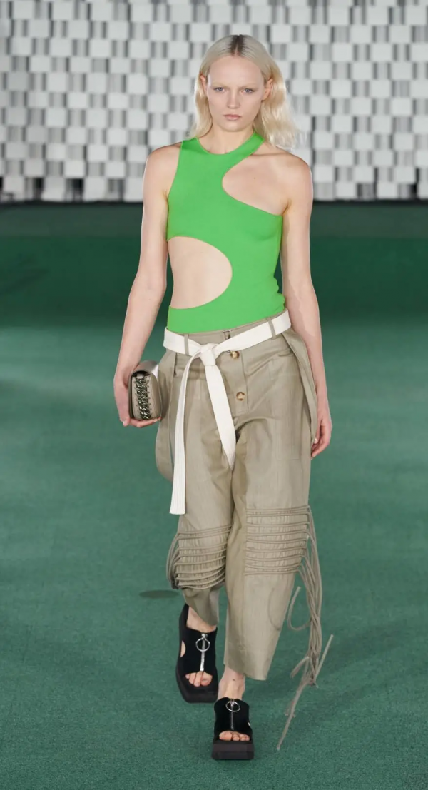 Stella McCartney 2022春夏 | 一場富有活力和動感的“蘑菇”時尚盛宴