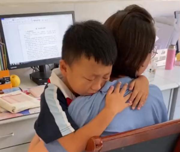 山東一小男孩升入二年級想念一年級老師，休息時跑進辦公室找老師