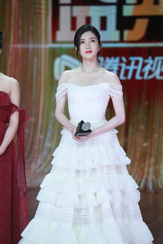 江疏影和楊採鈺同穿一字肩的服裝，看不出年紀差，美的迷人