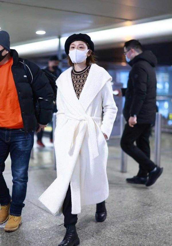 葉一茜也太時髦了！穿白色睡袍配馬丁靴走機場，別說還挺洋氣的