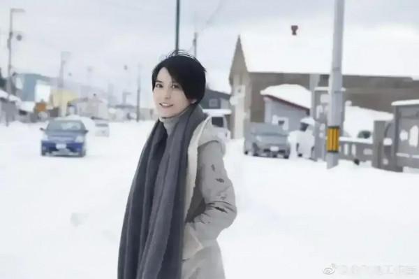 俞飛鴻身輕如燕，踏雪無痕，欣賞雪景太美了