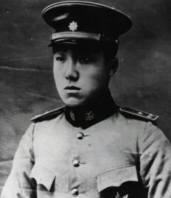 毛主席宴請末代皇帝溥儀吃飯，席間詢問他：你們御膳房的飯好吃嗎