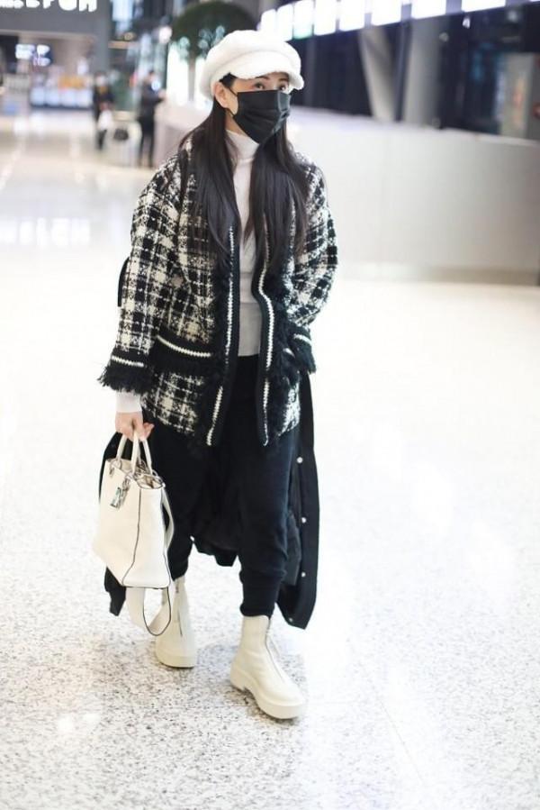 伊能靜終於認清年齡，穿格紋外套挺樸素的，有60後的樣子了