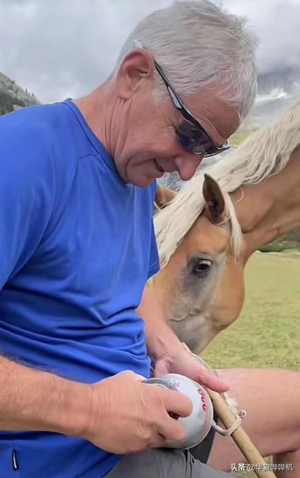 為了博眼球，有人賣慘有人吃板磚，有人卻吃出了儀式感