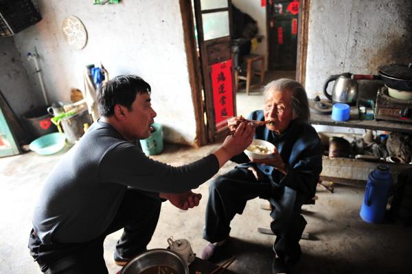 人到老年才明白，生兒子和生女兒的區別有多大？說得太真實了