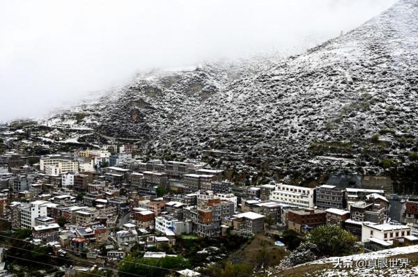 今年的川西雪,比往年來得更早一些。在追逐彩林時,再多行一程 今年的川西雪,比往年來得更早一些。在追逐彩林時,再多行一程