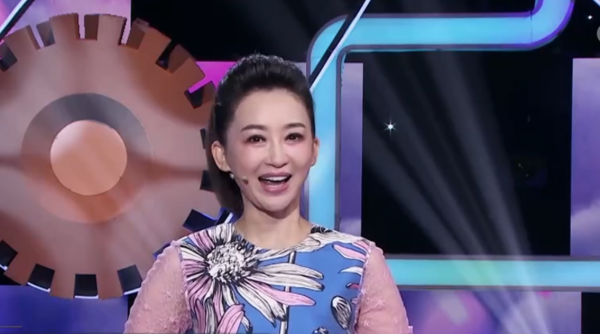 紅果果二胎後首復工！打扮少女面色紅潤，47歲小鹿姐姐罕露面