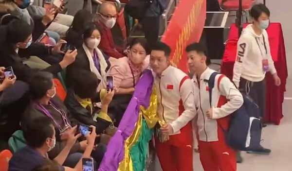 兩冠軍闊太世紀同框！郭晶晶穿一身粉少女感十足，張怡寧氣場更強