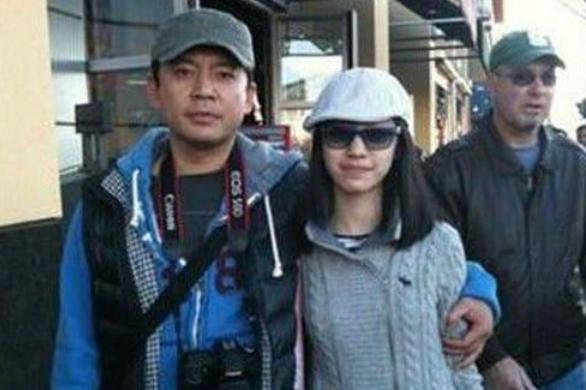 何政軍：錯過鞏俐娶初戀為妻，出道多年無緋聞，父親身份不一般