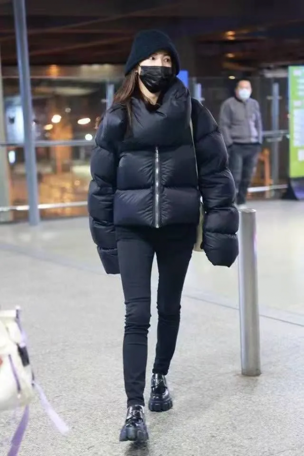 毛曉彤也太會穿了，穿白色麵包服配牛仔褲，清新可愛又洋氣