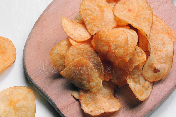 在家炸薯片，成本不到2塊錢，金黃酥脆乾淨衛生，想吃多少炸多少