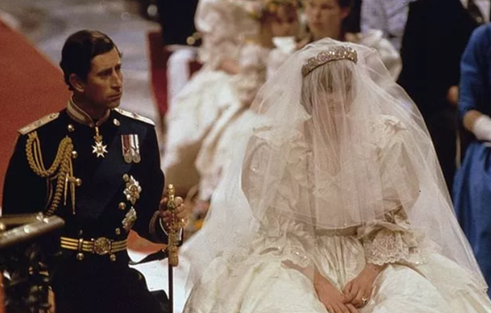 戴安娜結婚戴孃家王冠，婚後戴珍珠淚王冠，卡米拉二婚戴鐵藝髮箍