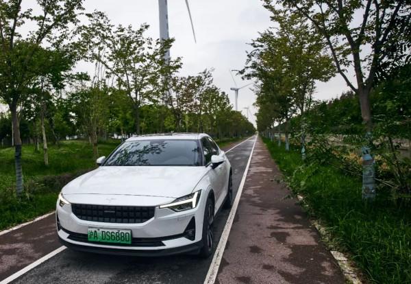 “穿”蘋果草莓、拎蘆筍包包、塗胡蘿蔔口紅，可持續時尚就是那麼瘋狂