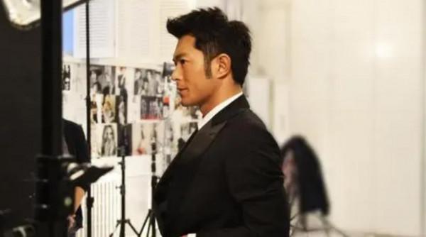 李兆基：黑幫出身，名震香港，為何卻連父親的靈堂都進不去？