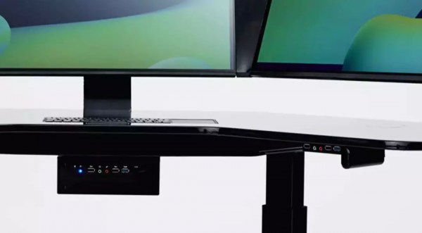 這才叫辦公桌，自帶三屏電腦