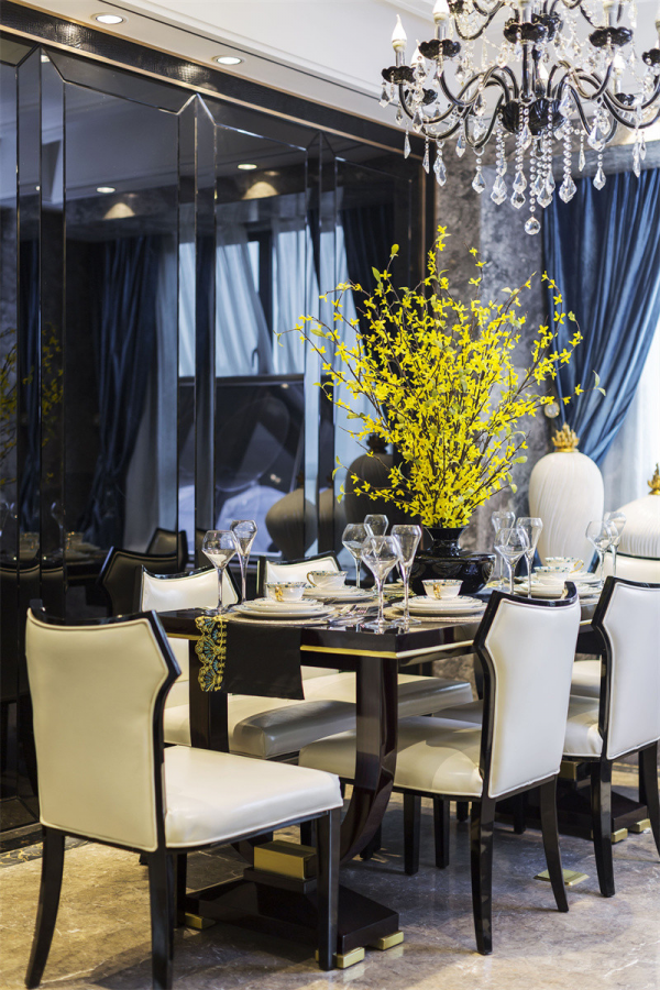 好鞍配好馬，富貴配奢華