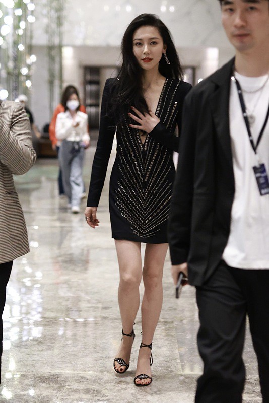 黃夢瑩穿的黑色裙子很成熟,但走路的時候要一直抬著手,還挺可愛 黃夢瑩穿的黑色裙子很成熟,但走路的時候要一直抬著手,還挺可愛