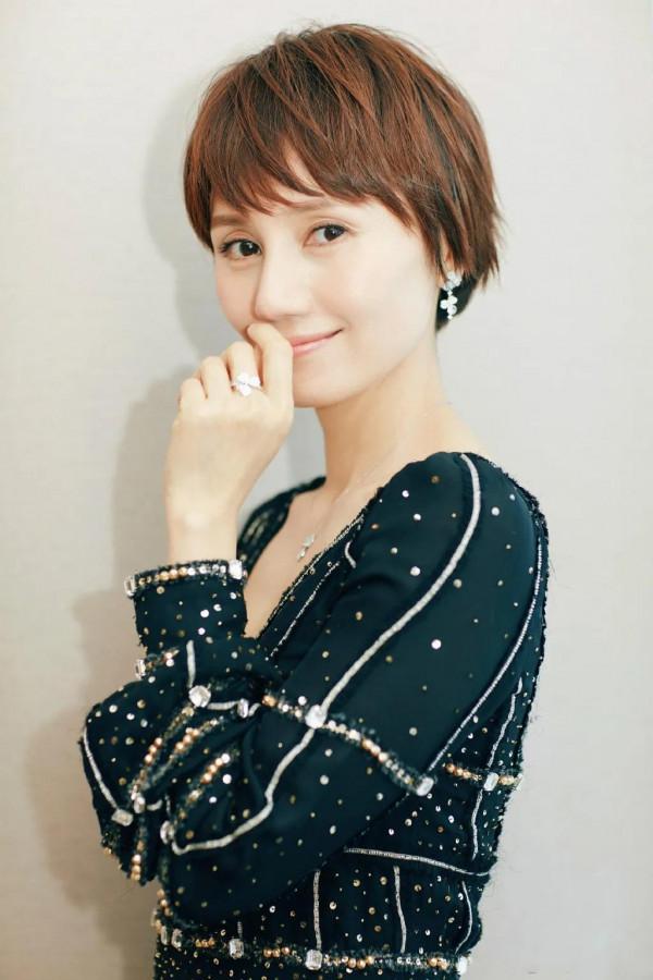 44歲袁泉真的好氣質，短髮微笑太迷人，不愧被稱為&OpenCurlyDoubleQuote;氣質女神&rdquo;