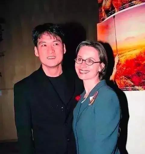 周華健:18歲與初戀失聯,25歲借錢娶外國女粉絲,相伴36年0緋聞 周華健:18歲與初戀失聯,25歲借錢娶外國女粉絲,相伴36年0緋聞