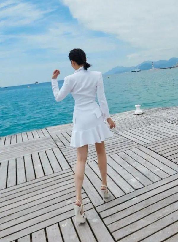 許晴50歲還扮嫩就算了，把自己的腿p得像竹竿，未修圖狠狠打臉