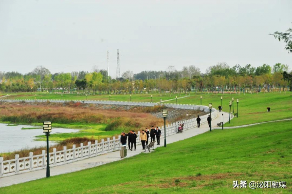 不可思議！已是深秋，月兒灣公園卻如此多彩，恰似夏日還未走遠