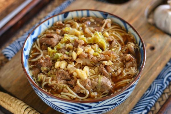 天冷不知道吃什麼，就煮這碗快手面，酸爽開胃，吃著真痛快