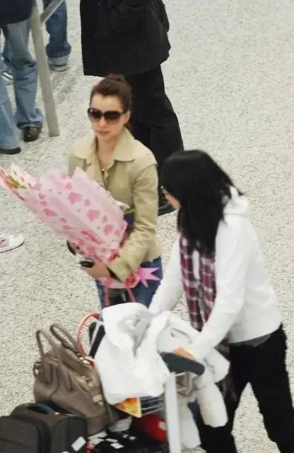 董卿真是優雅到骨子裡!穿風衣扎丸子頭走機場,46歲無懼素顏上陣 董卿真是優雅到骨子裡!穿風衣扎丸子頭走機場,46歲無懼素顏上陣