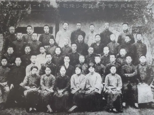 至今仍健在的紅軍奶奶，丈夫是上將，兒子是少將，姐夫是元帥