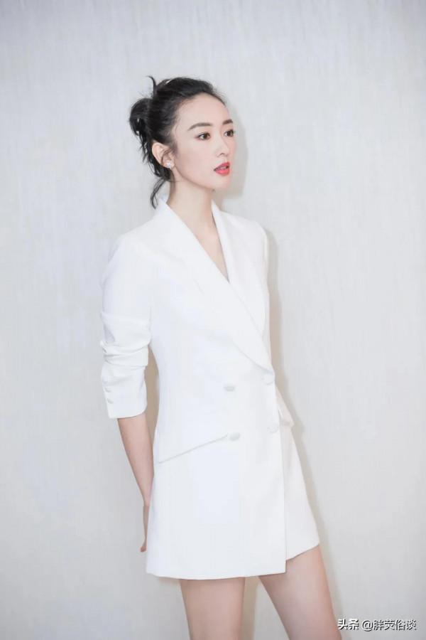 童瑤很喜歡展示鎖骨，氣質身材俱佳，就像年輕的章子怡