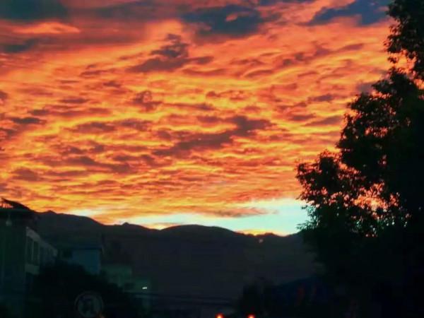 雲南黃龍潭美麗的火燒雲