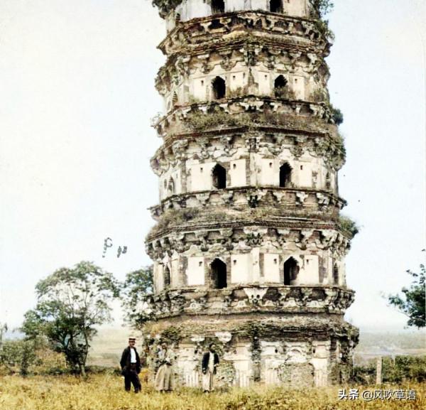 1900年的蘇州，婦人在吳門橋下浣洗衣物，男子在玉帶橋前思考人生
