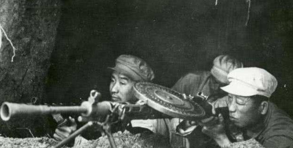 他是一等功臣，殲敵400人，機槍擊落一架敵機，晚年卻欠債2400元