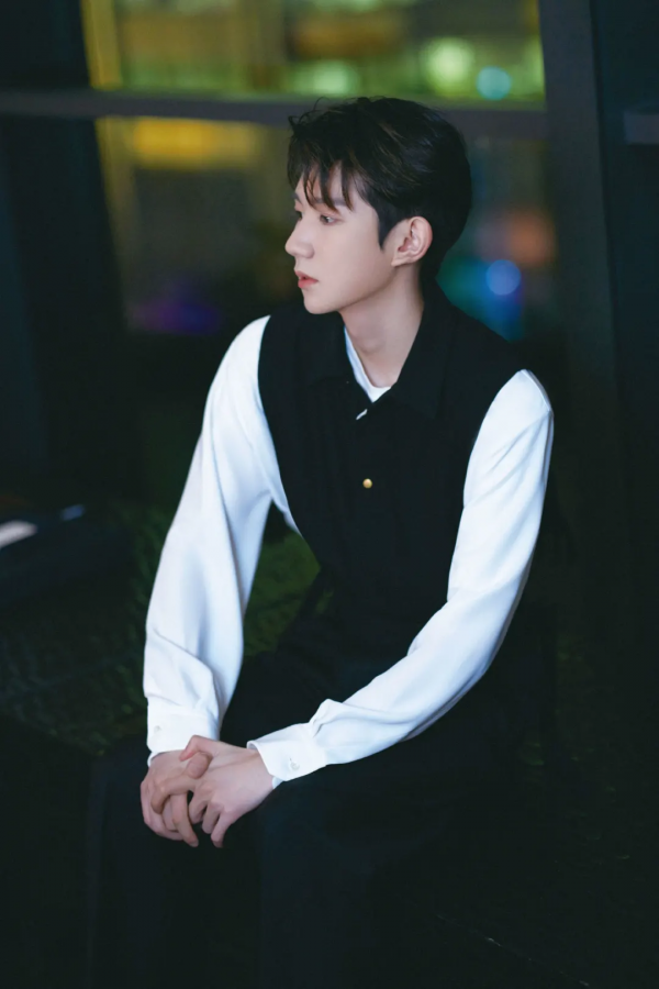 王源著簡約黑白套裝亮相TUMI品牌活動，敢於冒險，勇於挑戰