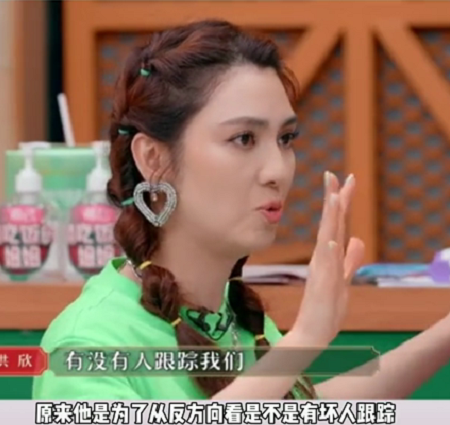 洪欣和兒子深夜回酒店,兒子故意倒著走保護媽媽,才5歲就這麼暖 洪欣和兒子深夜回酒店,兒子故意倒著走保護媽媽,才5歲就這麼暖