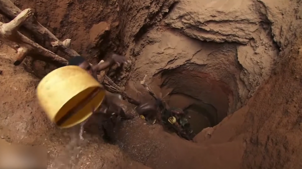 非洲鹽販的補給站,50米的深水井,誰說非洲人渴死不打井 非洲鹽販的補給站,50米的深水井,誰說非洲人渴死不打井