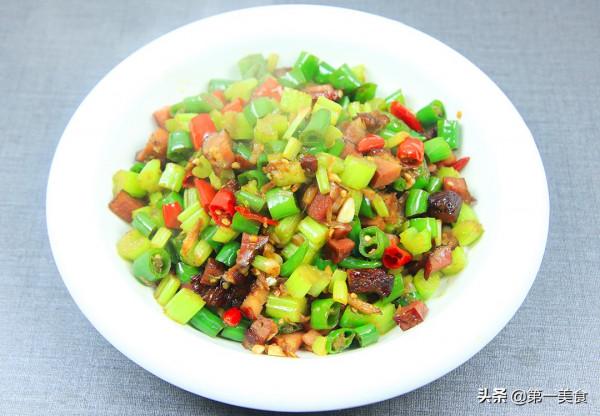 幾根線椒,一塊臘肉,解鎖新吃法,辣椒脆嫩,臘肉不柴,香辣開胃 幾根線椒,一塊臘肉,解鎖新吃法,辣椒脆嫩,臘肉不柴,香辣開胃