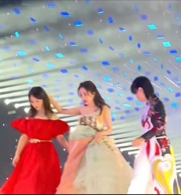 湖南跨年晚會破防了!楊冪拋吻,楊紫秀肩,都不敵吳昕的一個擁抱 湖南跨年晚會破防了!楊冪拋吻,楊紫秀肩,都不敵吳昕的一個擁抱