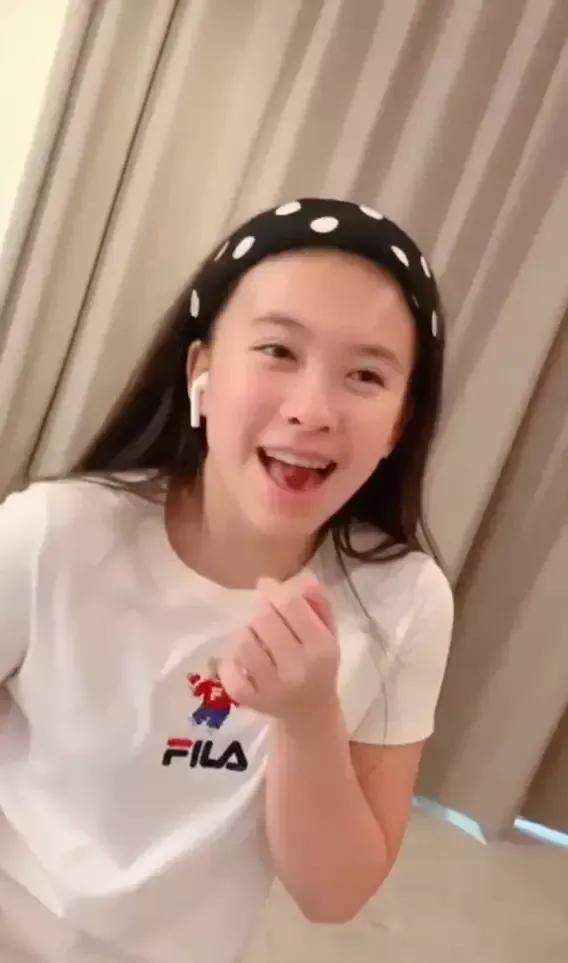 劉濤女兒長大和王珂越來越像了，沒有小時候可愛