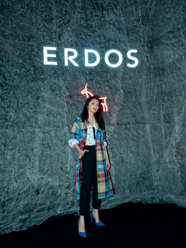 又被姚晨給驚豔到了,穿格子風衣配寶藍高跟鞋,優雅氣質不輸超模 又被姚晨給驚豔到了,穿格子風衣配寶藍高跟鞋,優雅氣質不輸超模