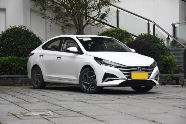 體驗現代悅納頂配車型，油耗4&period;9L，不足10萬還帶感應後備廂