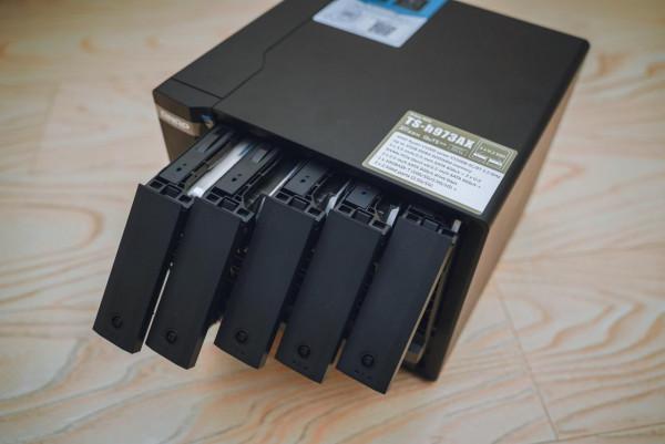 歷史低價買到九盤位萬兆 NAS 機皇：威聯通 TS-H973AX