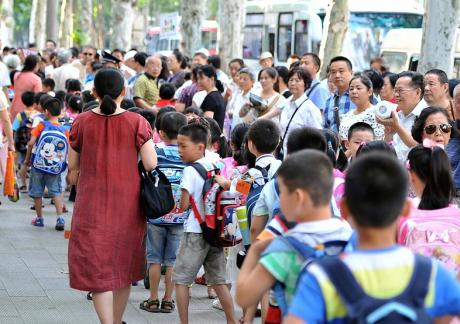 大學教授怒批家長接送,稱之為“巨嬰式養娃”,遭到家長霸氣回懟 大學教授怒批家長接送,稱之為“巨嬰式養娃”,遭到家長霸氣回懟