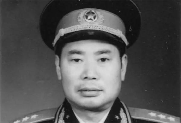 1958年，楊得志下連當兵，戰士不認識他，開玩笑說：你的鬍子真多