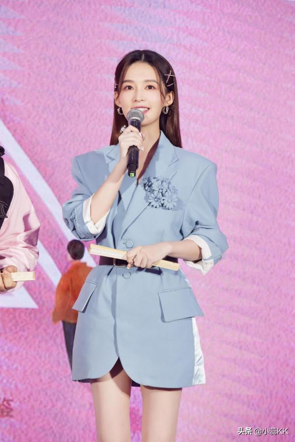 被李沁的穿搭美到了，藍色西裝裙配腰帶，輕鬆穿出高階感還顯腿長