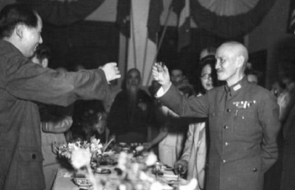 重慶談判時，每天抽50支菸的毛主席，被蔣介石評價：毛此人不可輕視