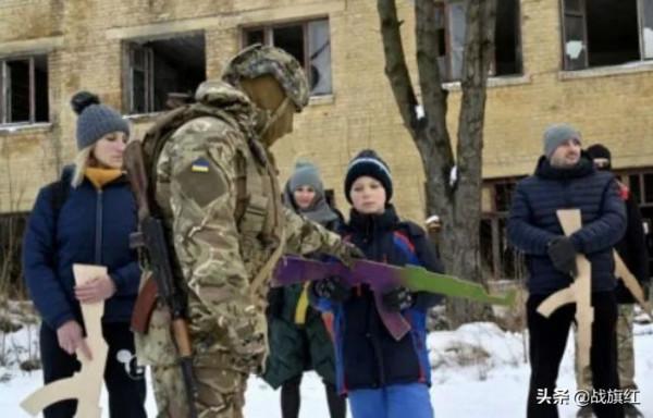 烏克蘭用木槍訓練民兵，動員200萬人參軍，成功逼普京撤軍？
