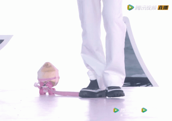 GQ盛典上最尷尬的8位明星，關曉彤造型被嘲，鄧倫、金晨重逢舊愛